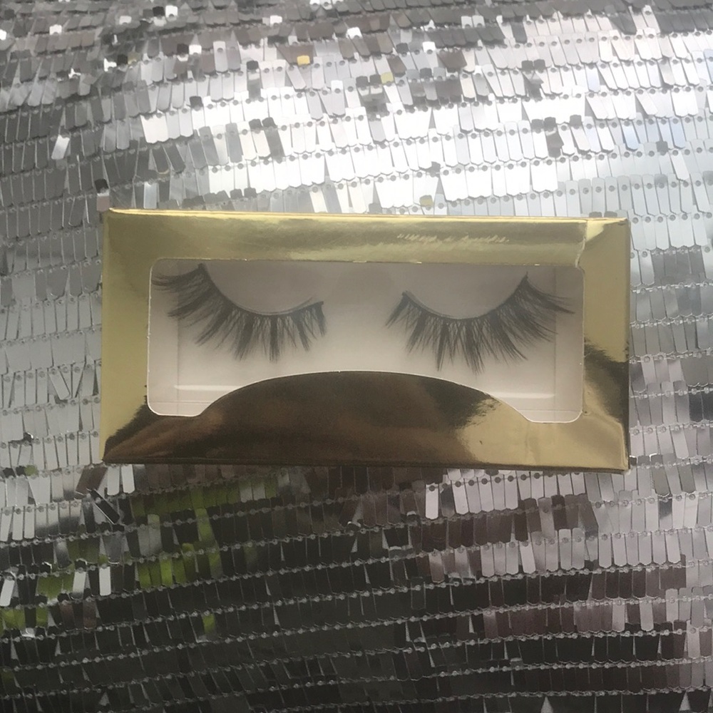 “PRETTY GIRL LASHES” (MINK) ONLY 1 LEFT